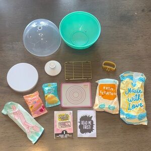 Mini Verse Make it Mini from scratch strawberry sunny cookies set.